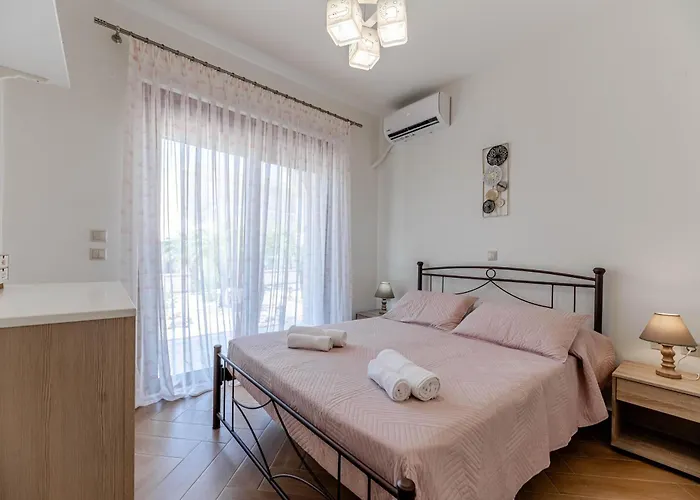 Kira's Lovely Massari Villa Haráki