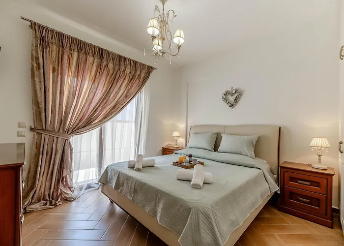 Kira's Lovely Massari Villa Haráki